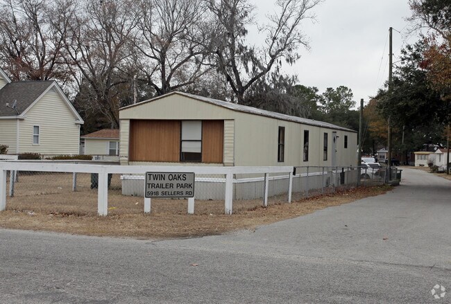 Building Photo - Twin Oaks Trailer Park