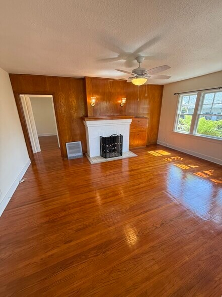Building Photo - 566 W 38th St