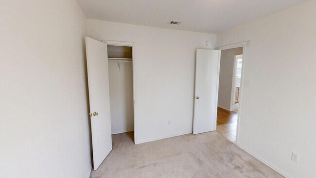 Building Photo - This spacious 4 bedroom, 2 bathroom home is waiting for you!