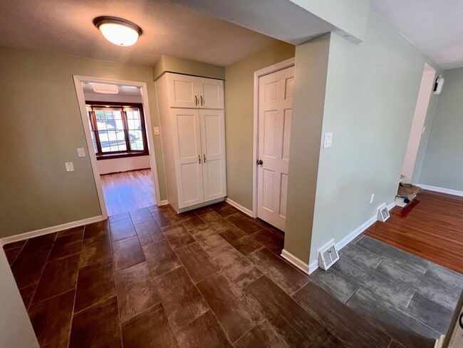 Building Photo - Pittsburgh - 2 Bedroom 1.5 Bathroom - Home...