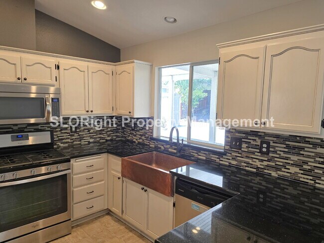 Building Photo - AVAILABLE NOW - Beautiful 4Bed, 2Bath Paso Robles Home