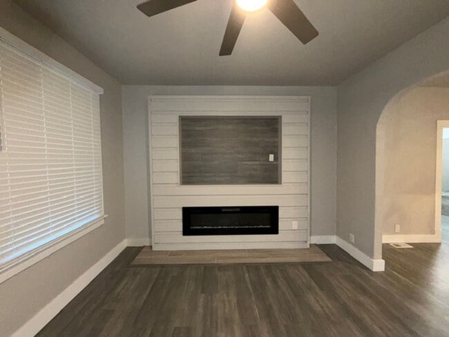 Building Photo - Lovely 2 Bedroom / 1 Bath for Rent - Section 8 Welcome