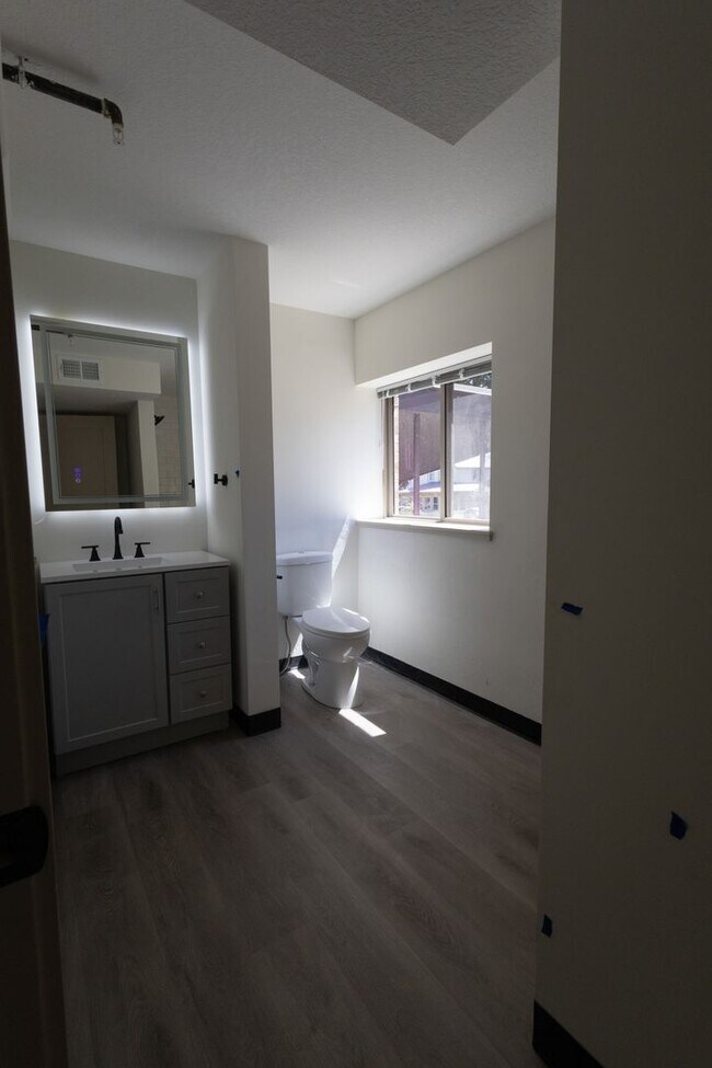 Building Photo - $1,450 / 2br - 560ft2 - RENOVATED 2BD, 1BA...