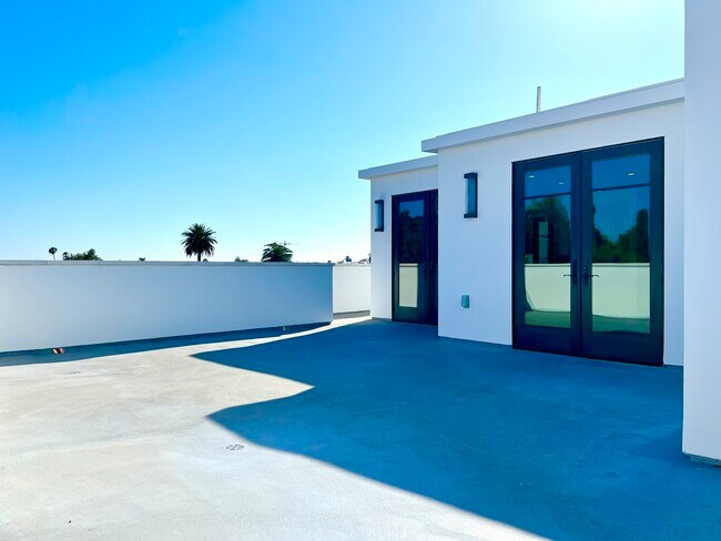 Private deck - 859 S Lucerne Blvd