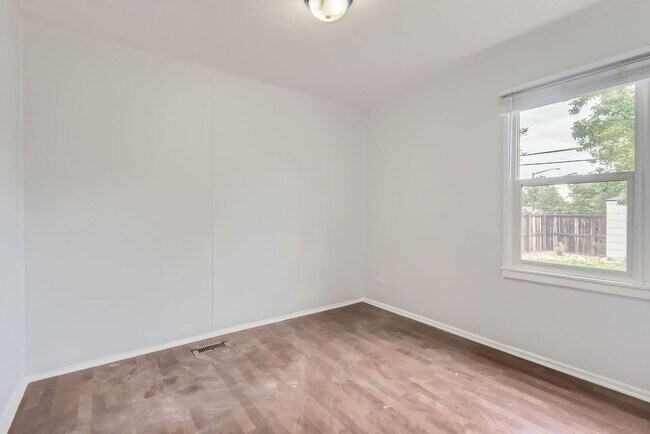 Building Photo - Remodeled 2BD, 1.5BA Chaffee Park Home wit...