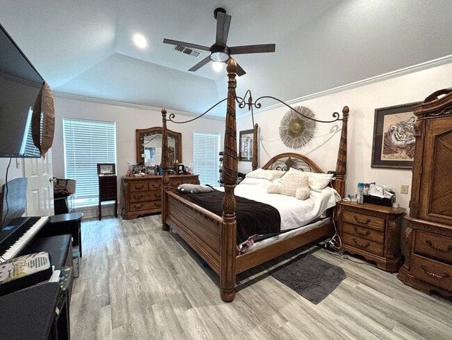 Building Photo - 4 BEDROOM ONLY 7 MILES FROM BARKSDALE AIR FORCE BASE