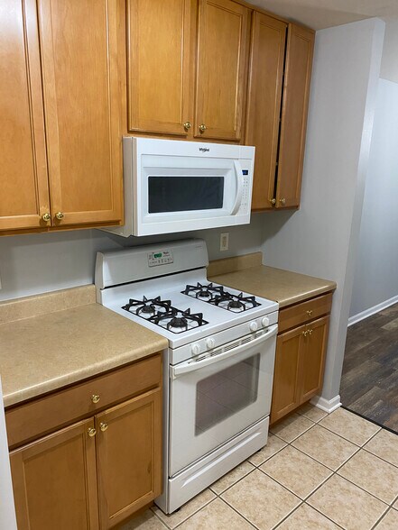 Building Photo - 9816 Wildwood Cir