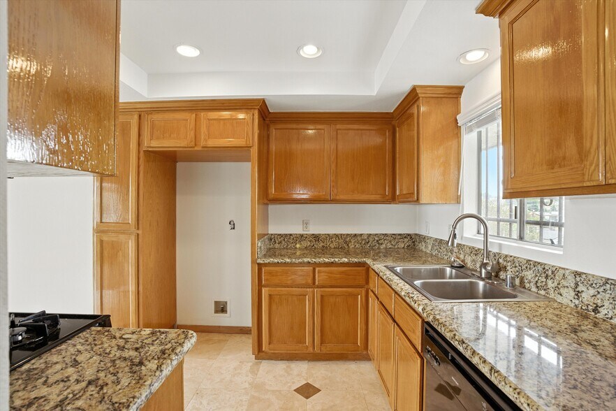 Building Photo - 1152 W 24th St
