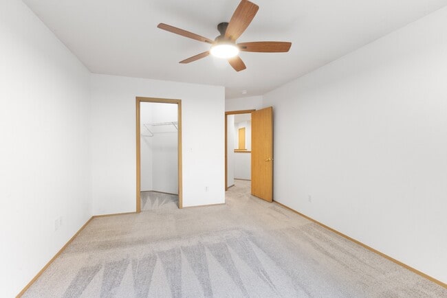 Building Photo - Spacious Townhome with Fenced In Back Yard