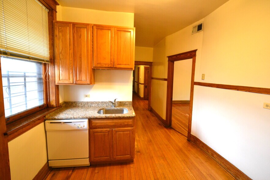 Building Photo - 3767 N Lakewood Ave