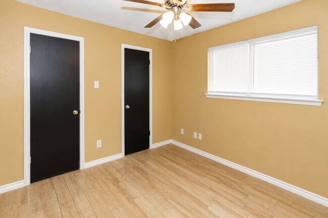 Building Photo - 2213 Dickens Dr