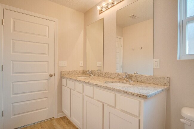 Building Photo - Lakeshore Preserve 3BR Home with Garage – Pet Friendly