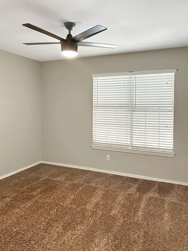 Building Photo - 2-Bed, 2-Bath Townhome with Flexible Floor...
