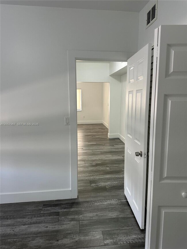 Building Photo - 2500 NE 192 St