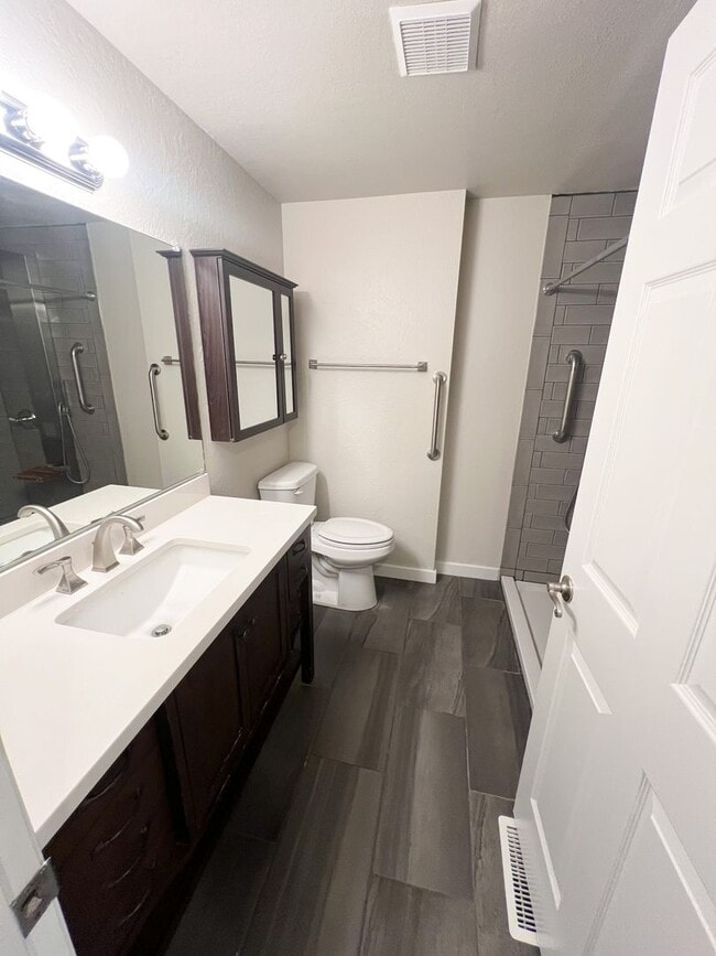 Building Photo - 3 Bedroom, 2 bath 1836 sqft House in Sunset Village