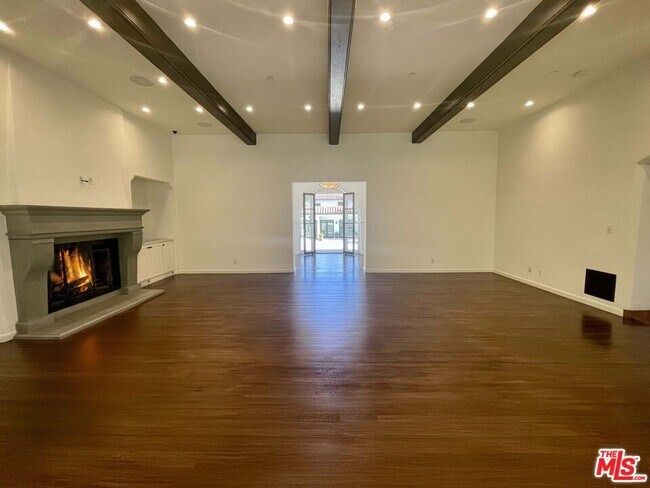 Building Photo - 610 N Arden Dr