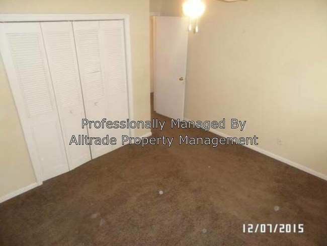 Building Photo - 215-218 Sherwood Ct
