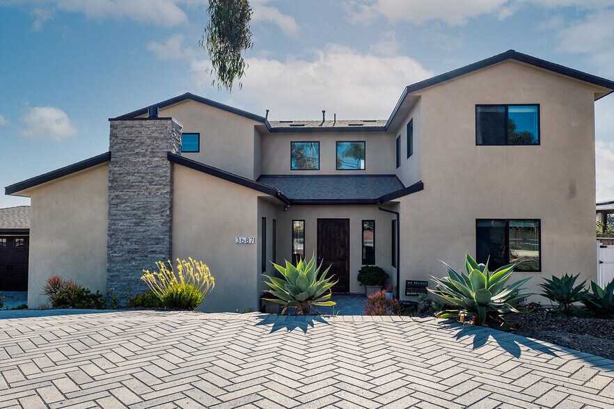 Built in 2018 this large custom home is perfect for any family! - 3687 Valley St