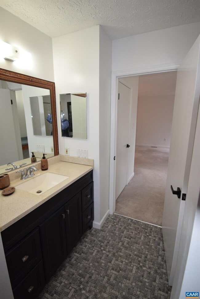 Building Photo - 3364 Dogwood Dr