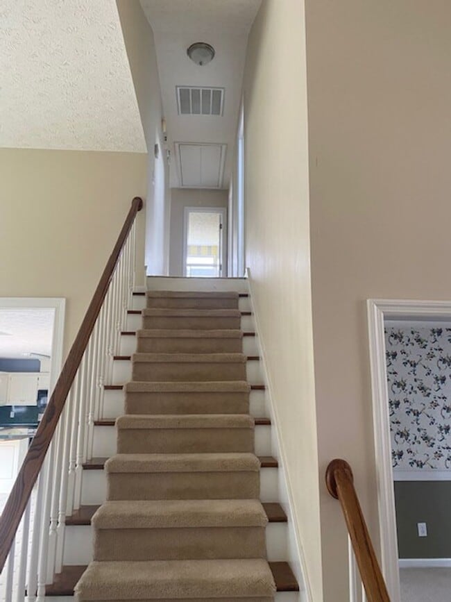 Building Photo - Lakefront family home