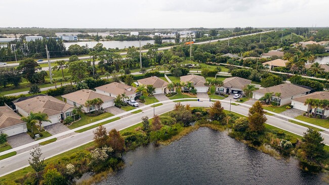 Building Photo - Exquisite 3/2/2 POOL home in Stuart