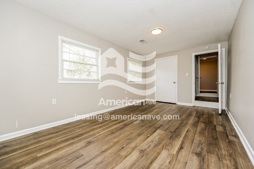 Building Photo - 114 Ravenwood Way