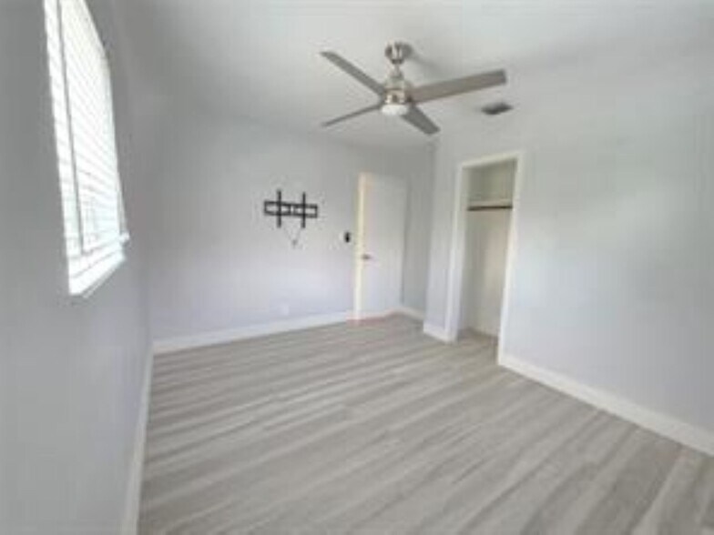 Building Photo - 250 NE 42nd Ct