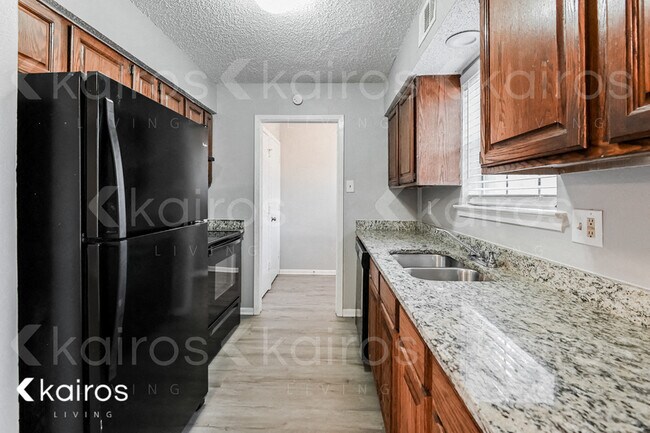Building Photo - 820 Courtenay Pl