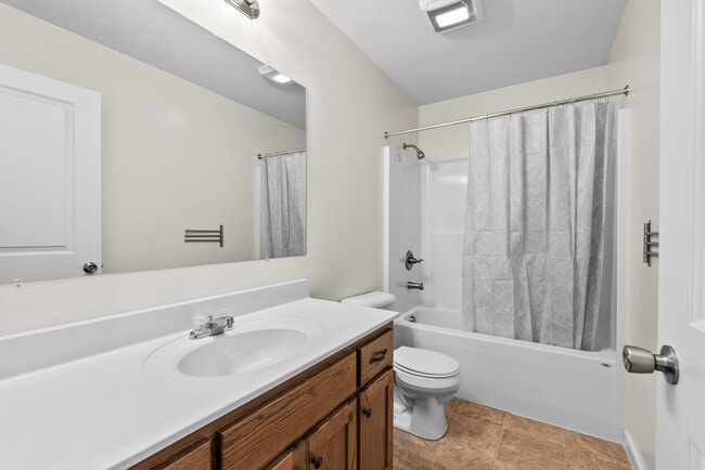 Building Photo - 3-Bedroom in Town of Farmville with Privacy and Convenience!