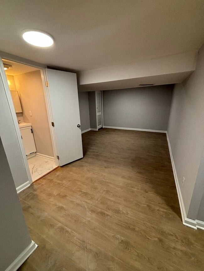 Building Photo - 5 Bedroom Home