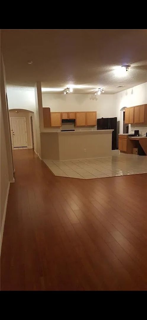 Building Photo - Move In Ready