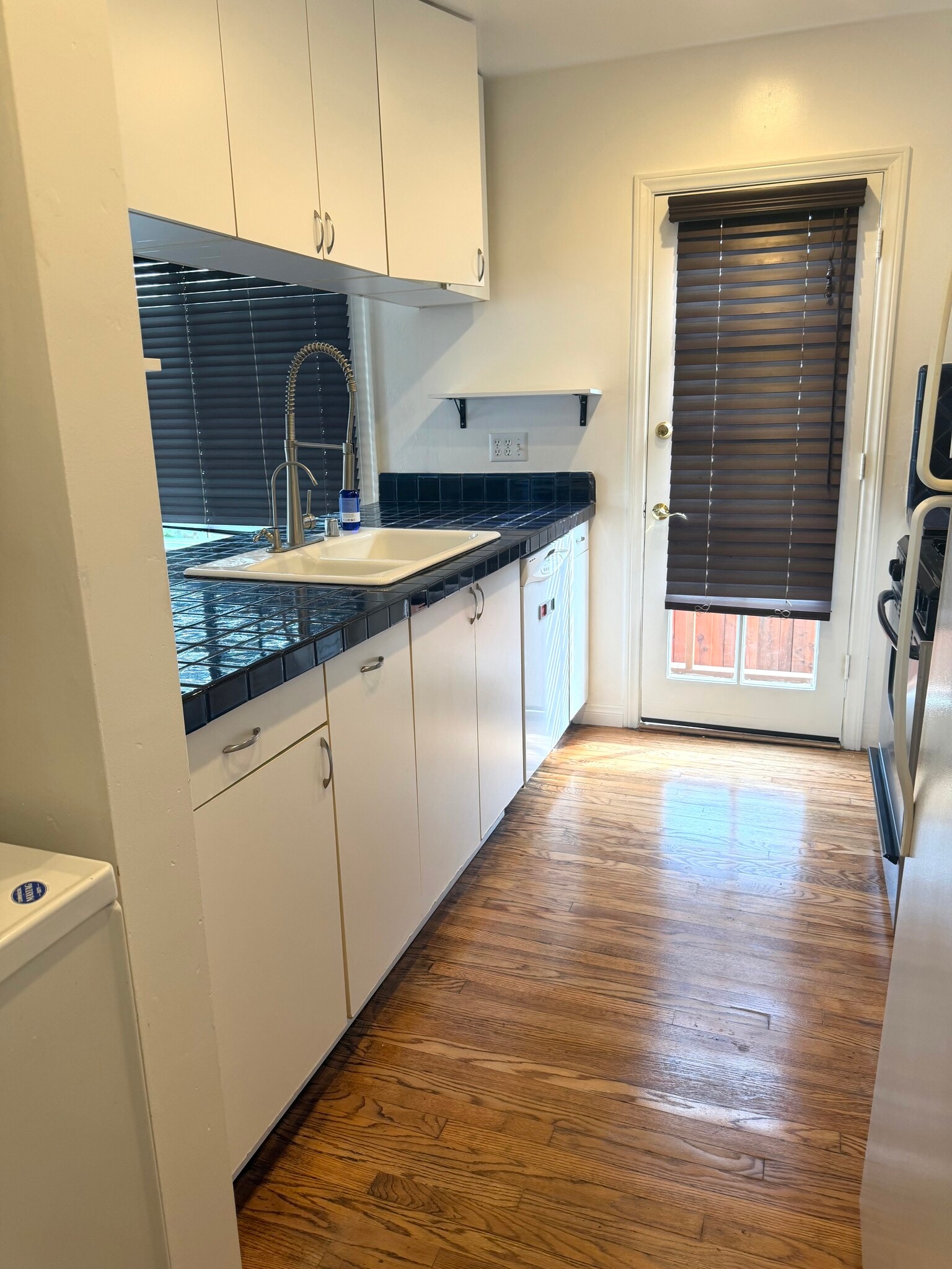 kitchen - 1063 S Citrus Ave