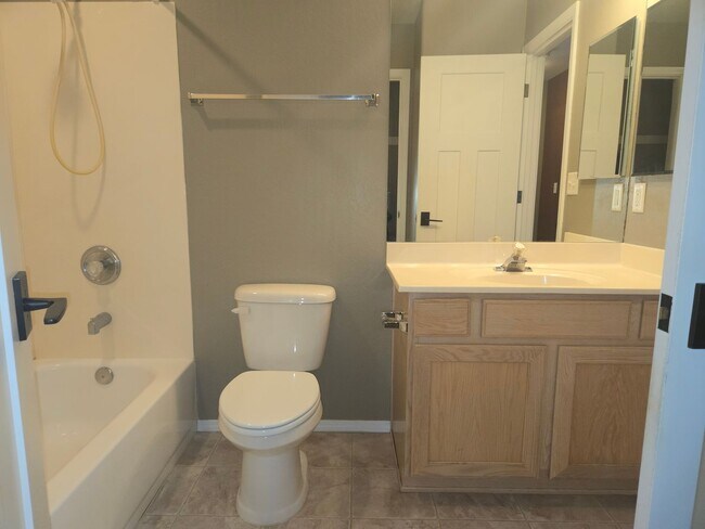 Building Photo - Beautiful Boulder Pointe Home! 3bd / 2ba + Office - No Students! - Small Pets Considered!! Avail....
