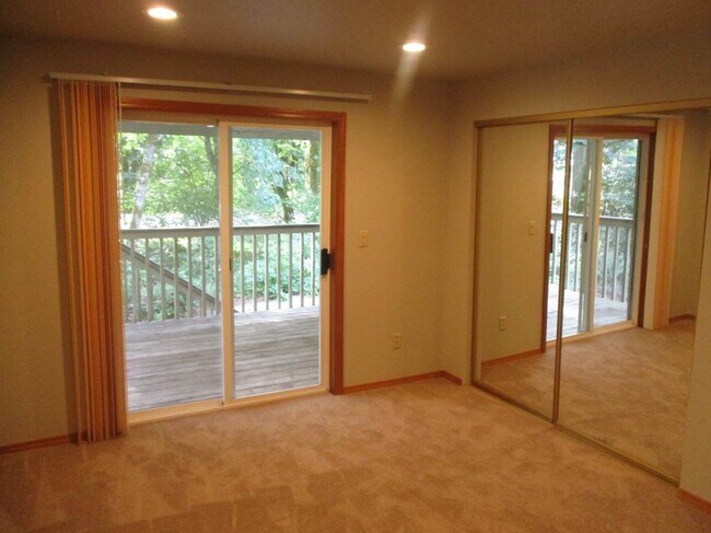 Building Photo - 2 bedroom 2 bath single story Duplex