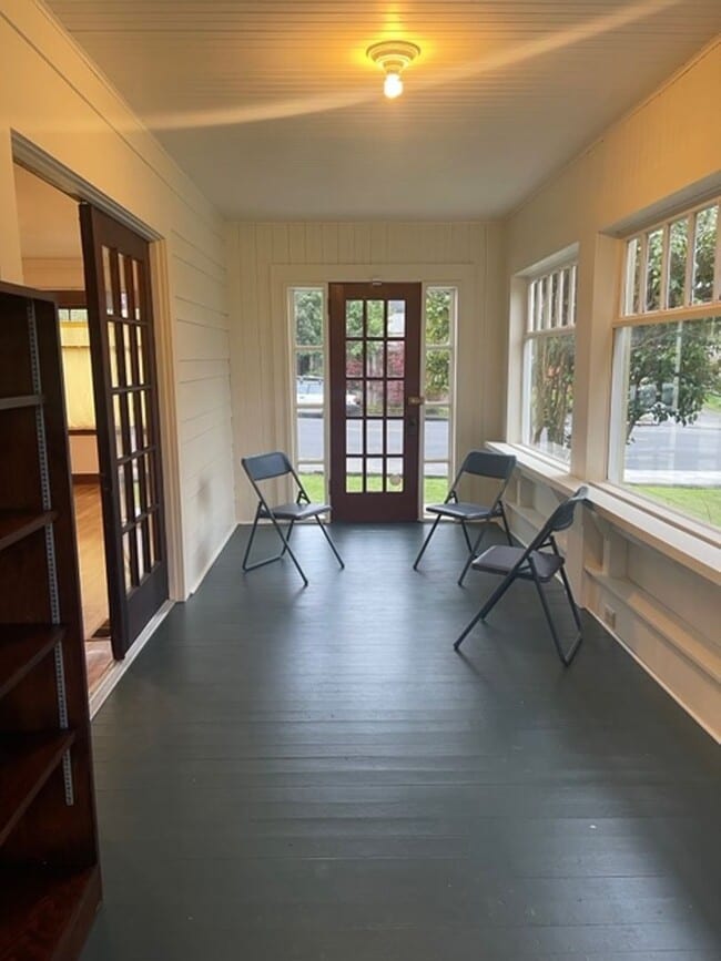 Building Photo - Spacious Craftsman Home