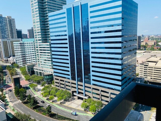 Building Photo - 45 River Dr S