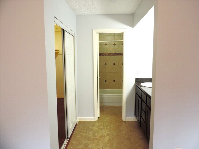 Building Photo - 10555 Turtlewood Ct
