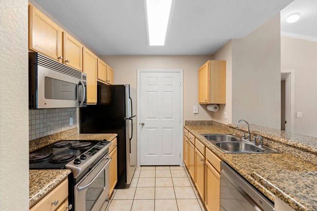 Building Photo - 3-Bed/2 Bath Gated Condo Fantastic Amenities!