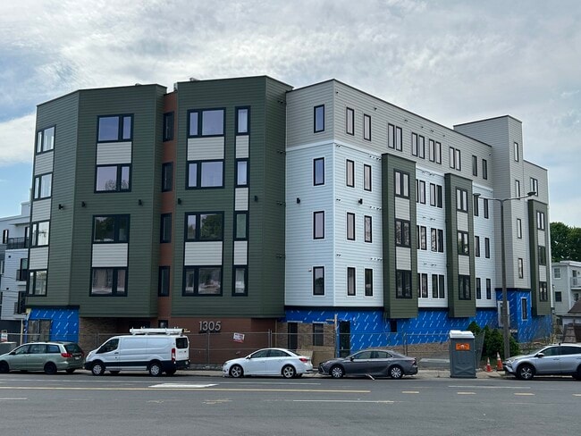 Building Photo - 1305 Hyde Park Ave