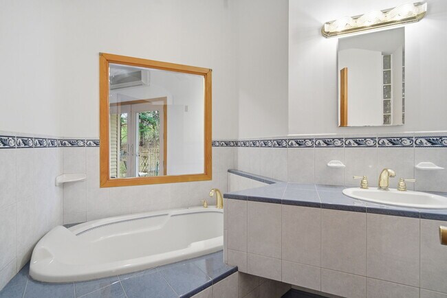 Building Photo - 1108 New Britain Ave