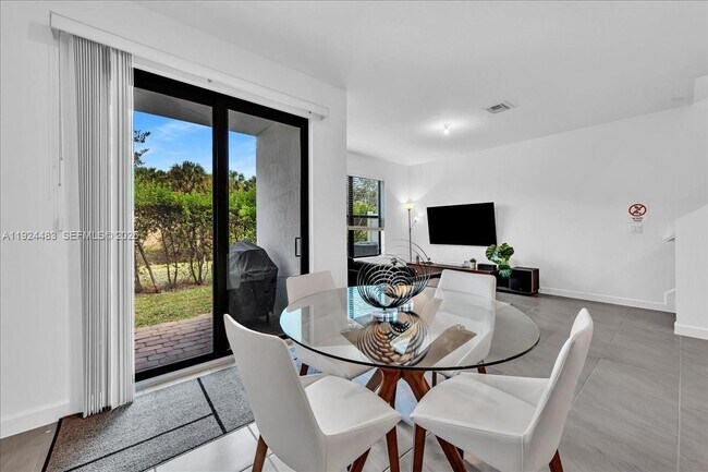 Building Photo - 1004 Willow Pl