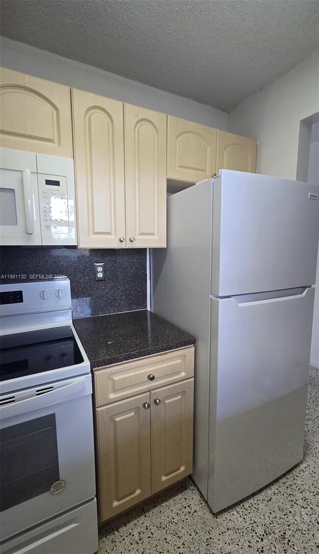 Building Photo - 142 SW 18th Ave