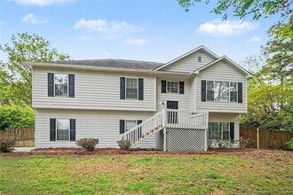 Building Photo - Beautiful, move-in ready split-level home in Hoschton