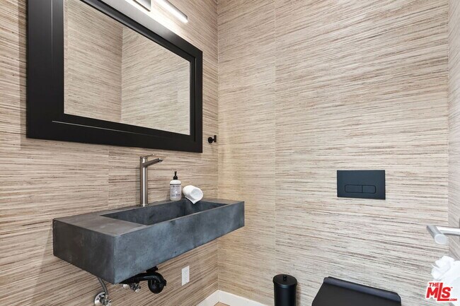 Building Photo - 3843 Rambla Pacifico St