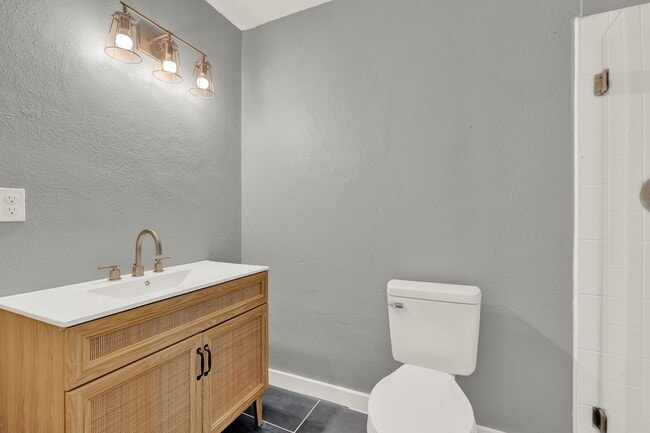 Building Photo - Beautifully renovated 3-bedroom, 2-bathroom upstairs apartment in the heart of historic Eustis!