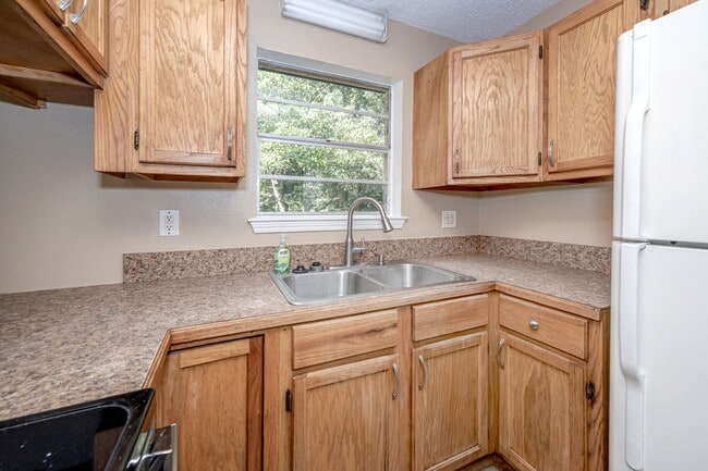 Building Photo - 3 Bedroom 1.5 Bath Home in Gautier!