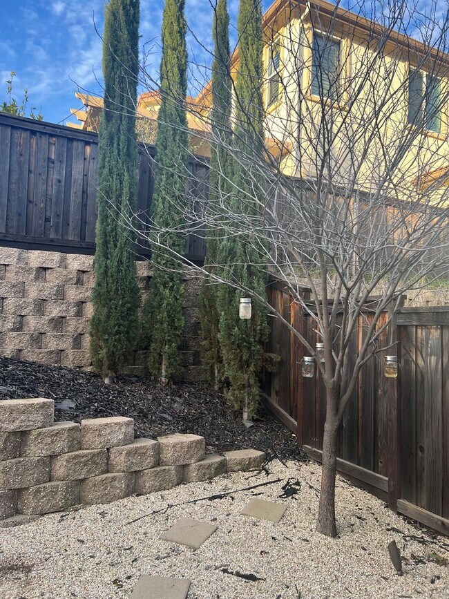 Building Photo - Lovely 3/2.5 in perfect location!