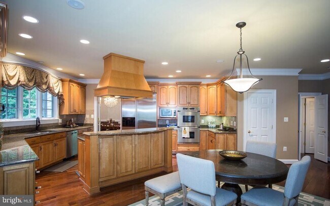 Building Photo - 6125 Old Dominion Dr