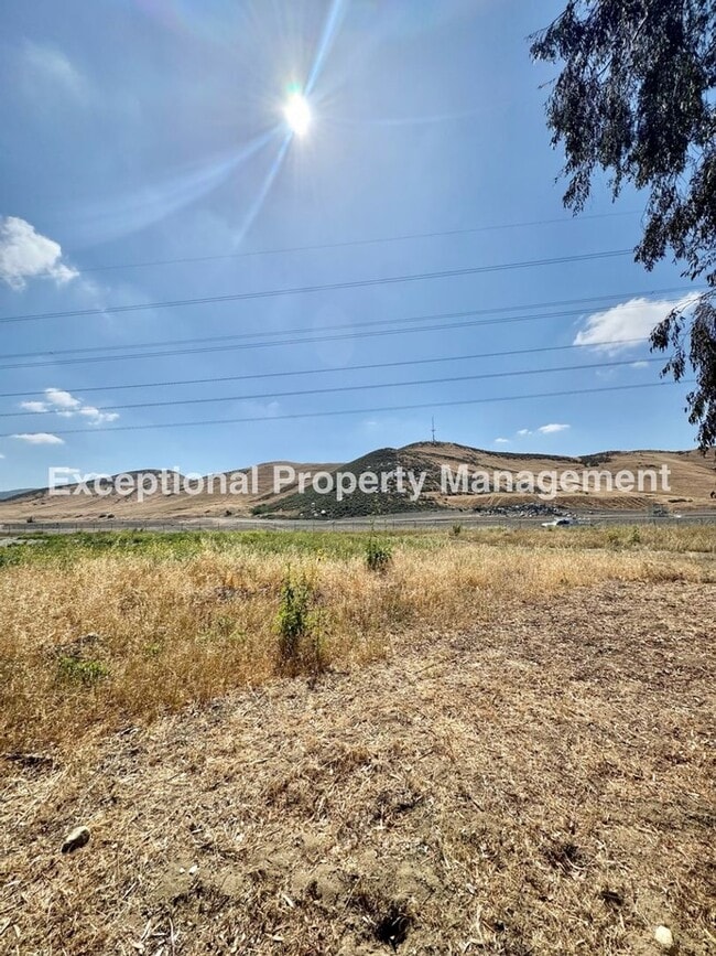 Building Photo - Ready to move in 2 bedroom 2 bath home!