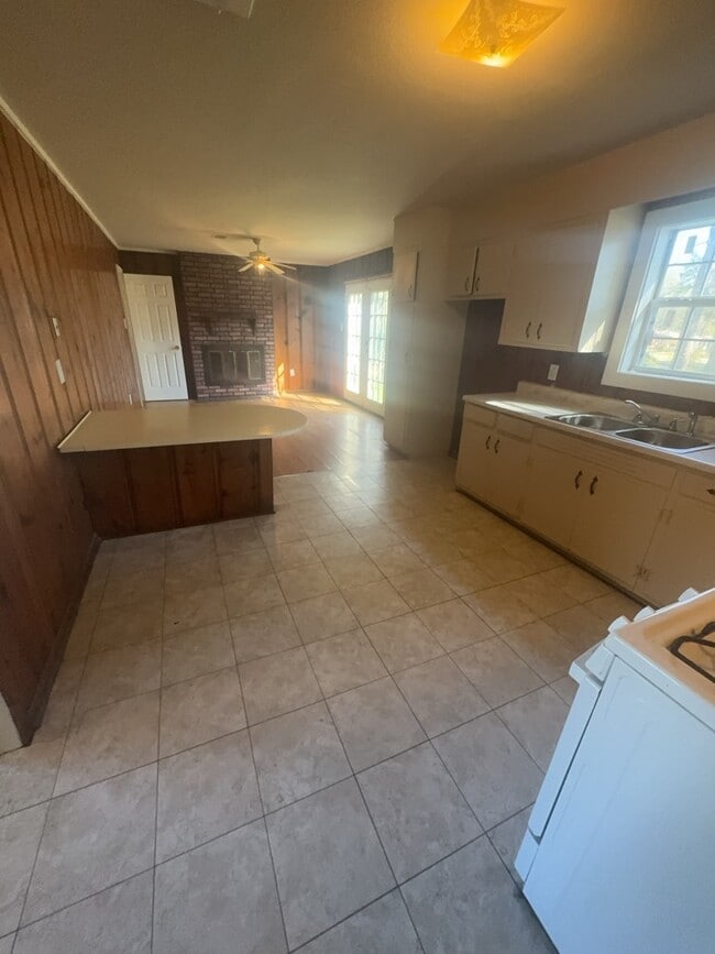 Building Photo - 905 Raymond Rd